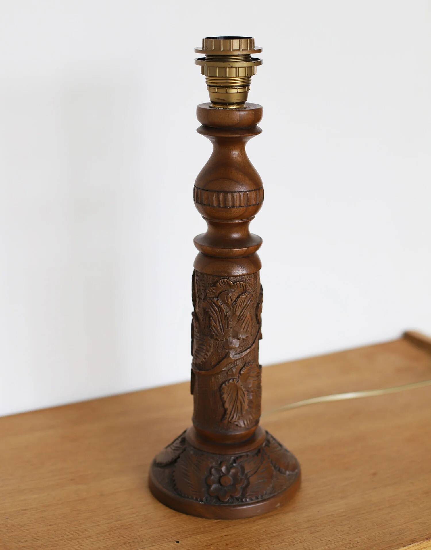 Lampe à poser en bois sculpté et abat-jour dôme, 1930