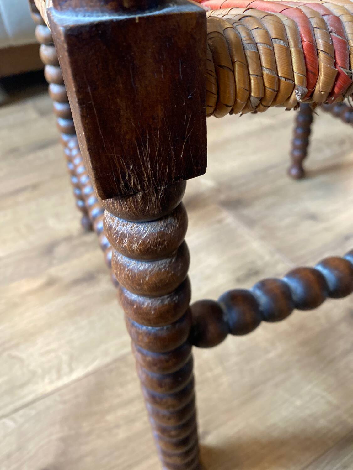 Corner armchair in beaded wood straw