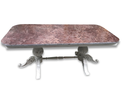 Grande table de milieu dessus marbre rouge moucheté