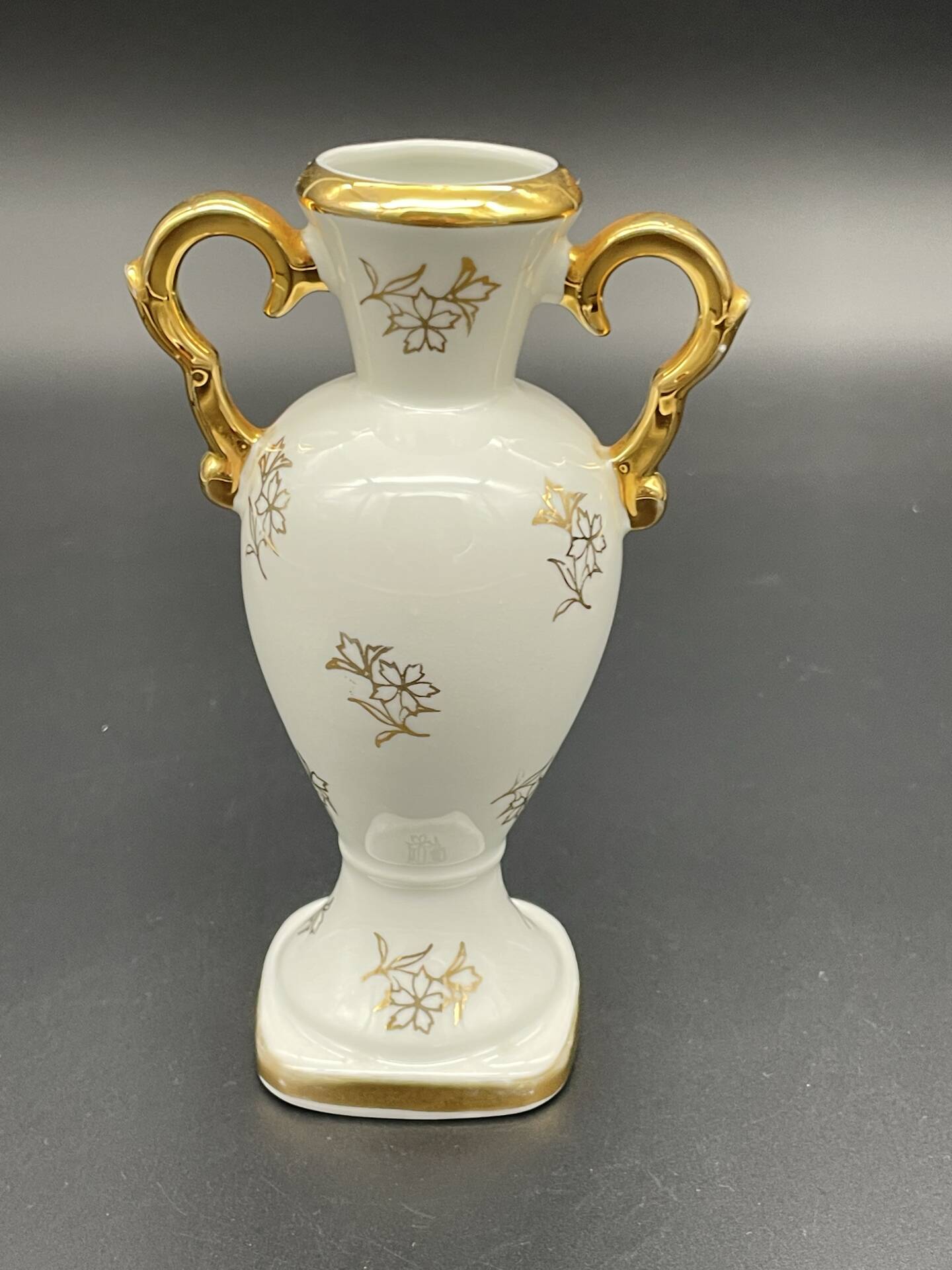 Small amphora vase in Limoges porcelain with gilded handles.