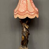 Lampe à figure féminine.