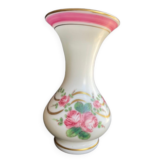 Vase Napoléon III en opaline blanche à décor floral avec dorures