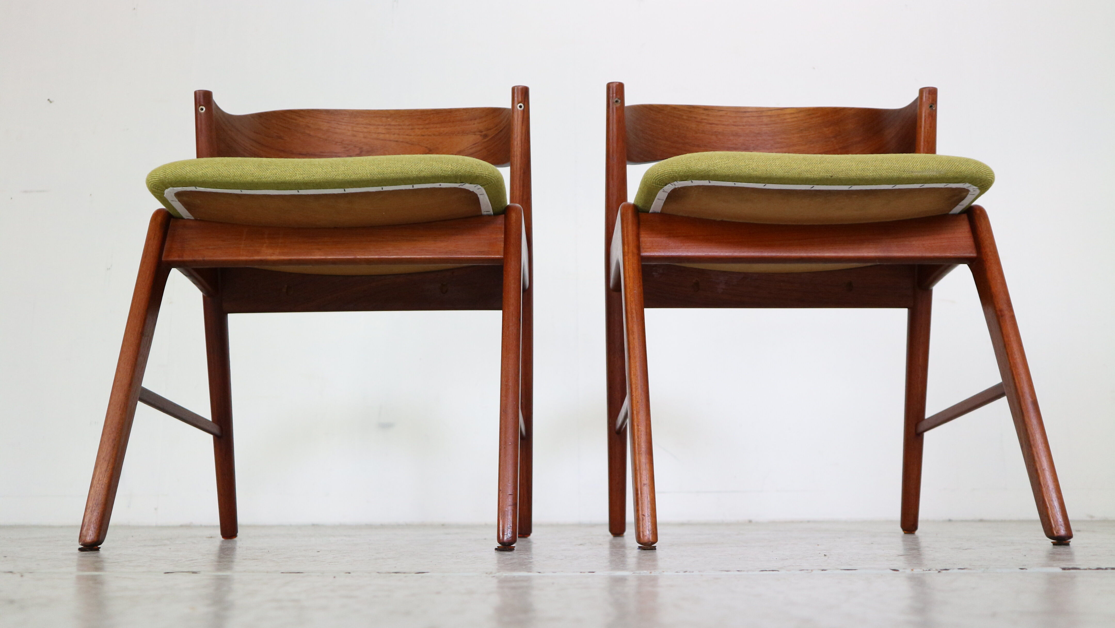 Mid- Century Set Of Two Organic Shape Teak Dinning Room Chairs, 1960 Denmark