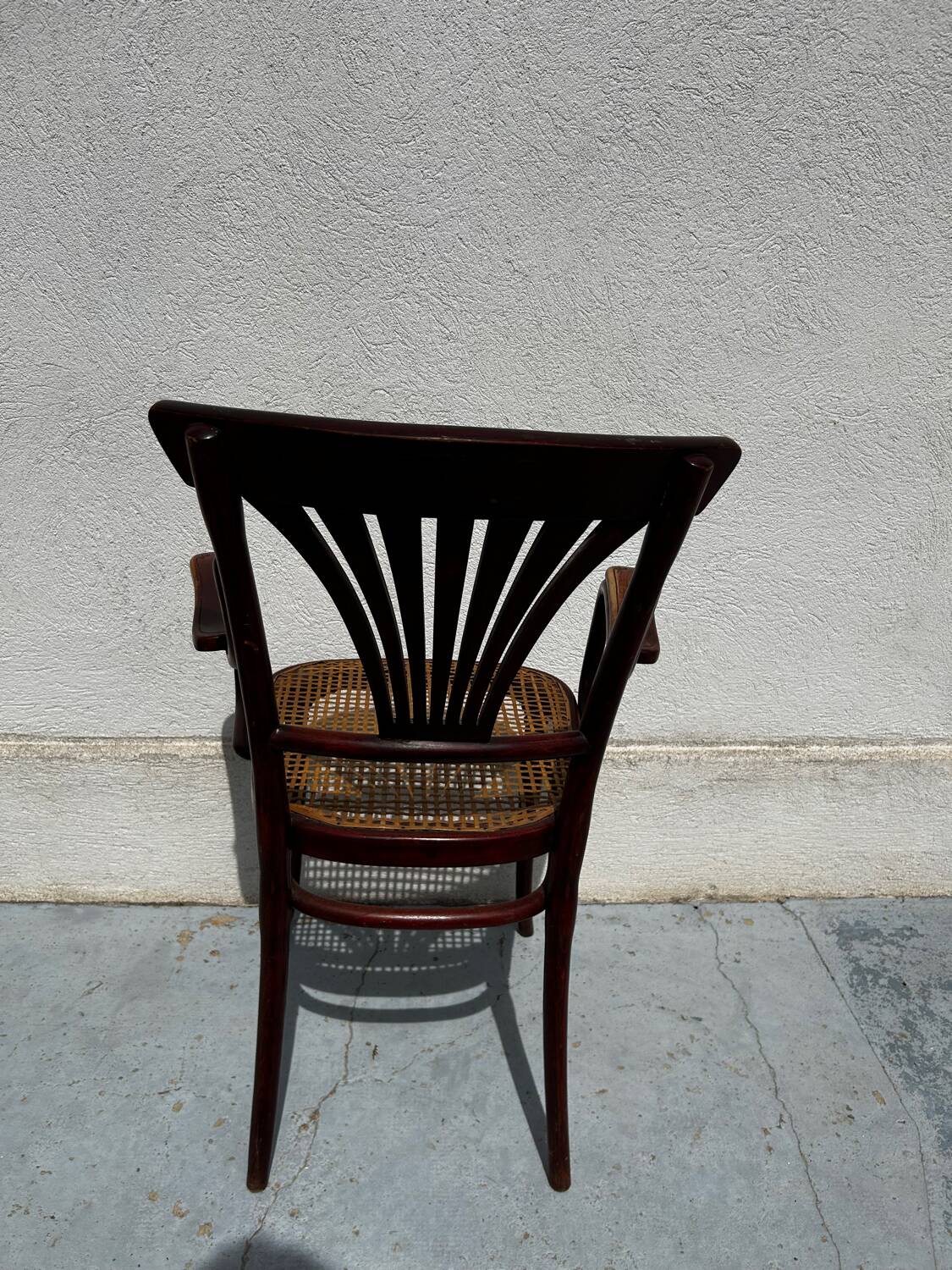 Fauteuil Thonet Vienne estampillé, bois cintré et cannage – circa 1900