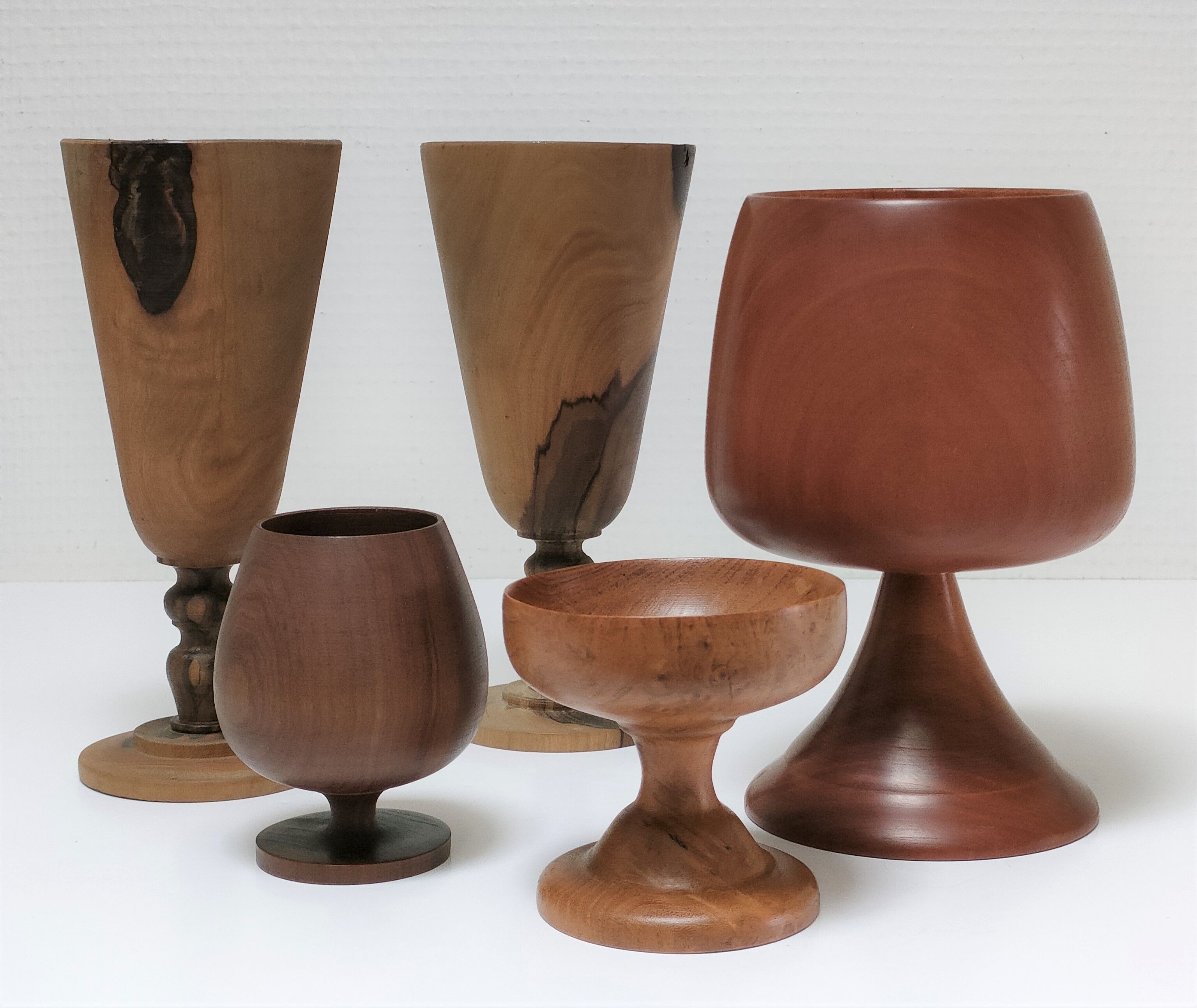 Cinq verres à pied en bois tourné vintage