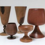 Cinq verres à pied en bois tourné vintage