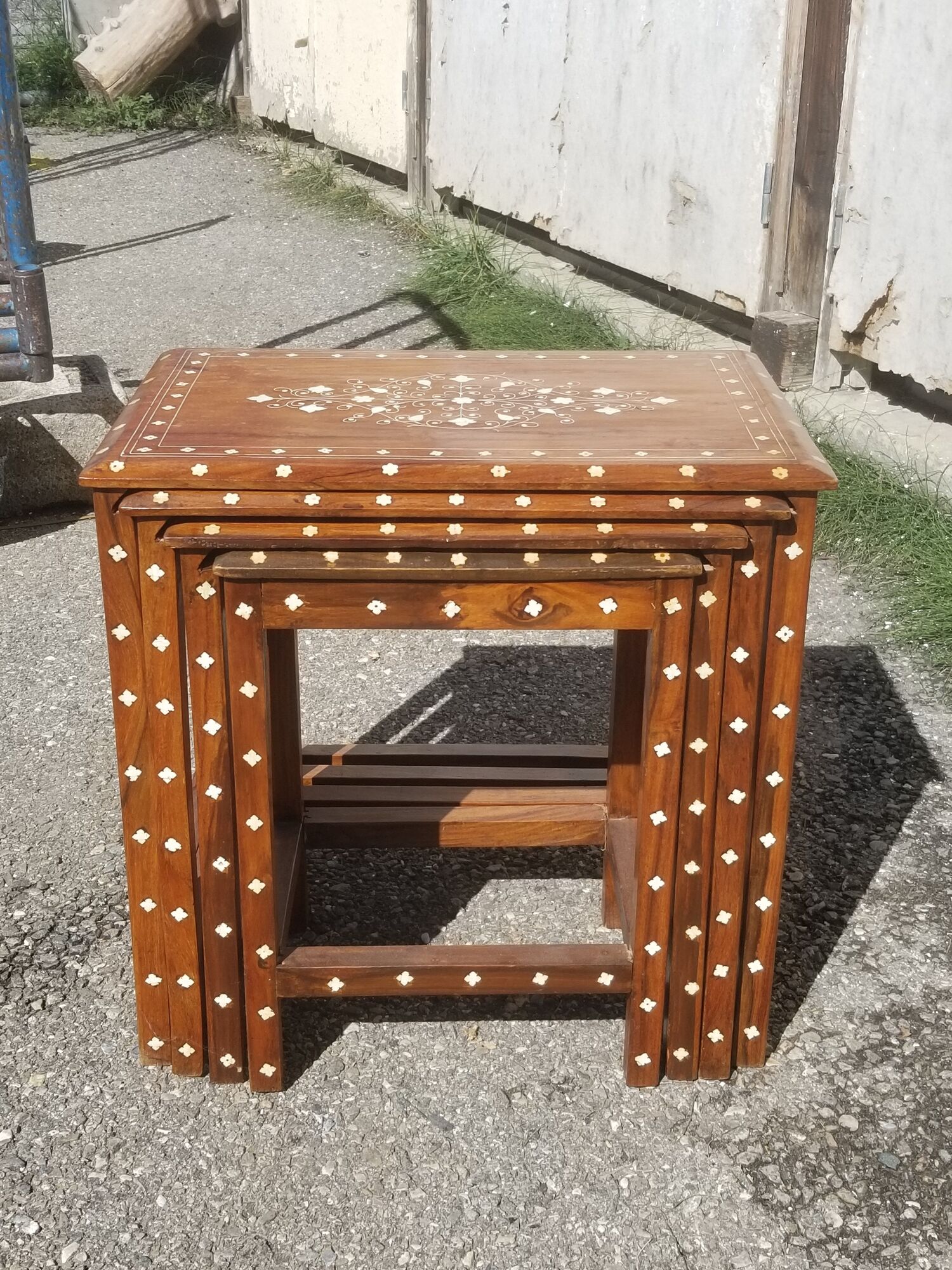 Series of 4 wooden trundle tables with mother-of-pearl inlays, Orient XXth