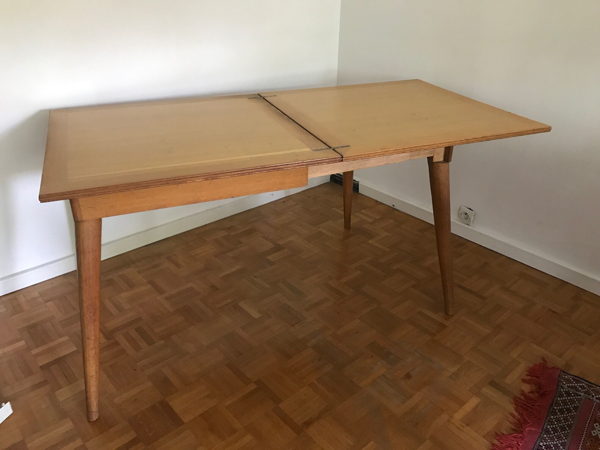 Table dining portfolio vintage