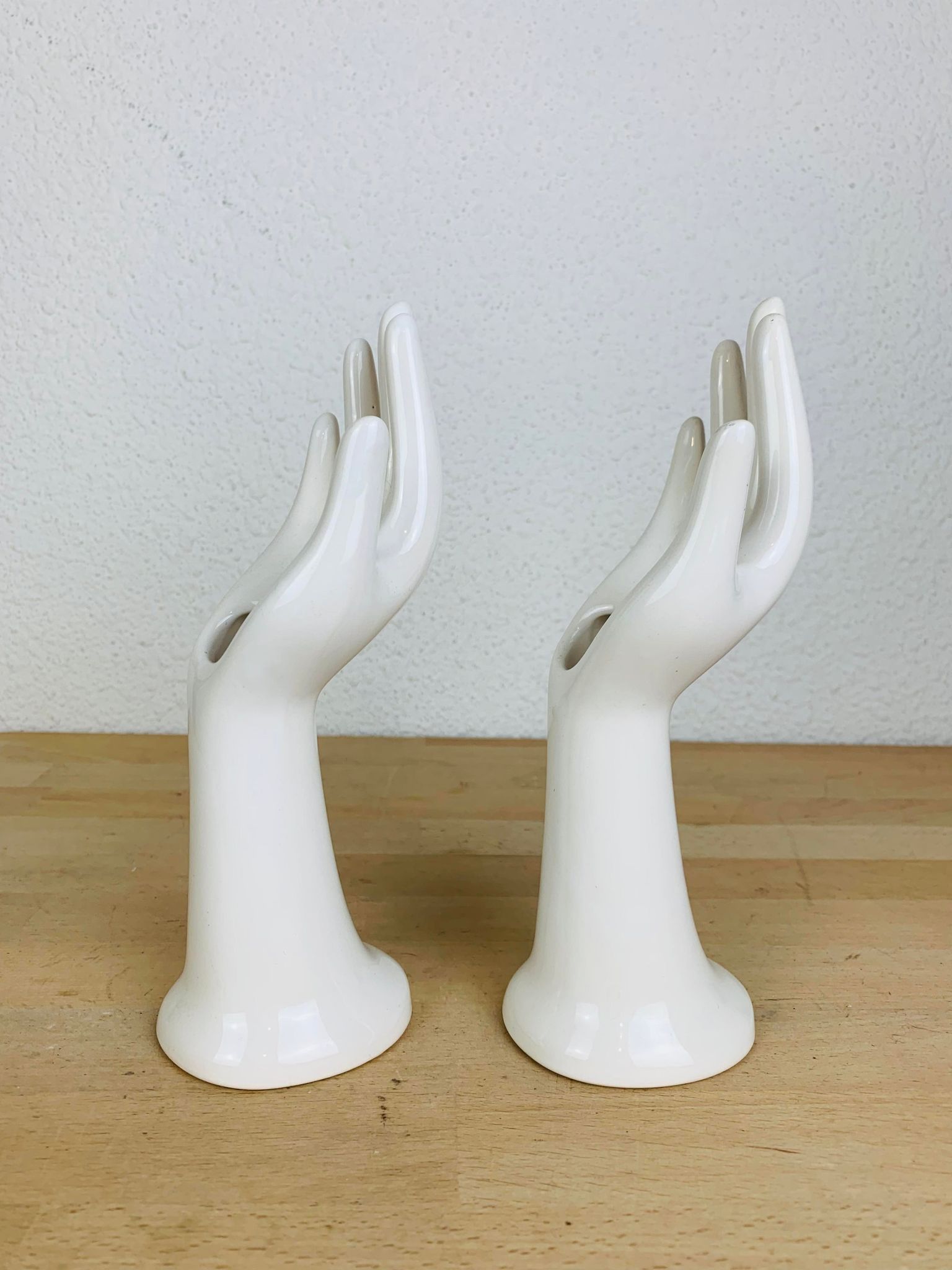 Pair of hands white ceramic soliflore