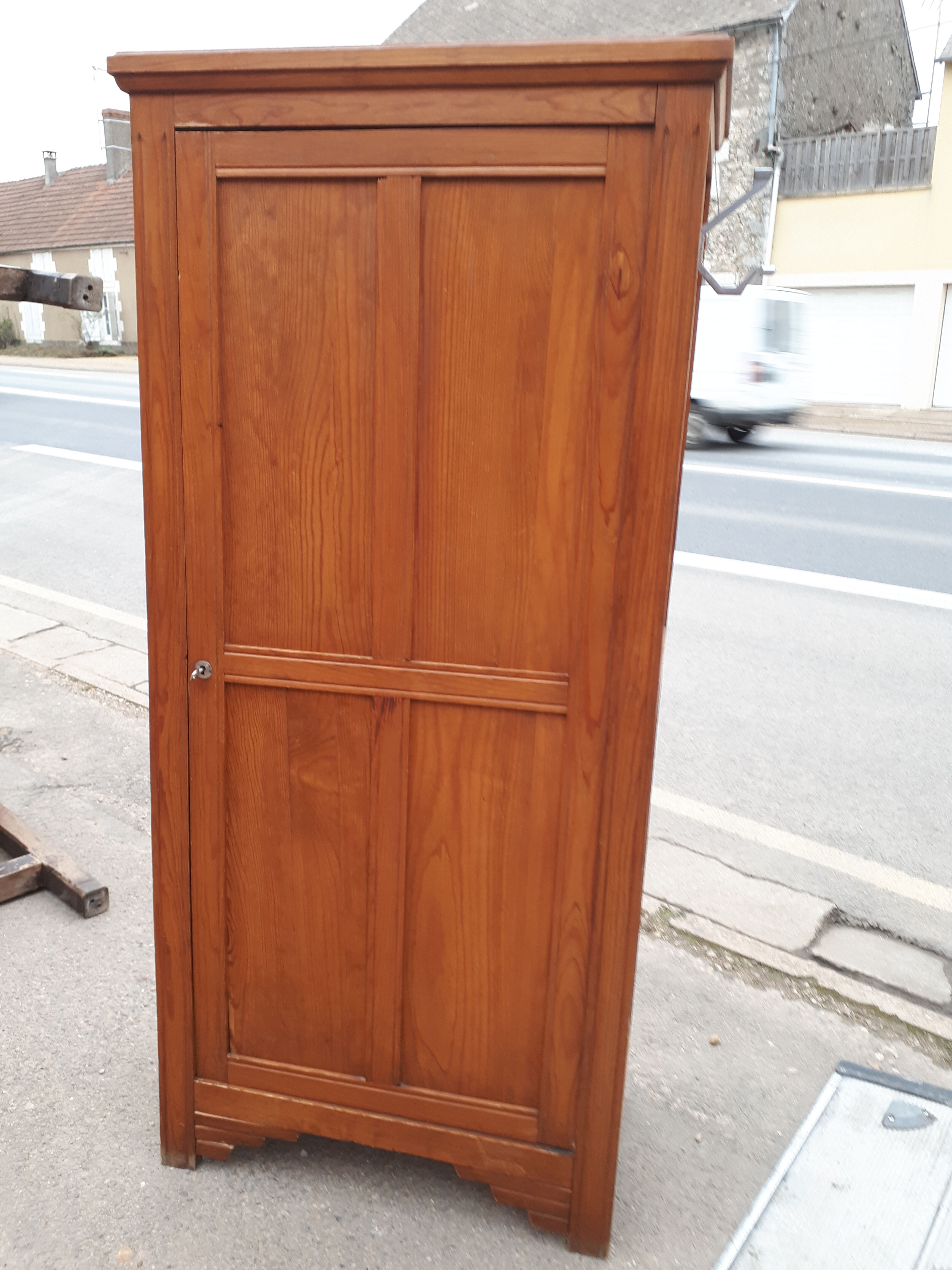 Parisian bonnetière cabinet