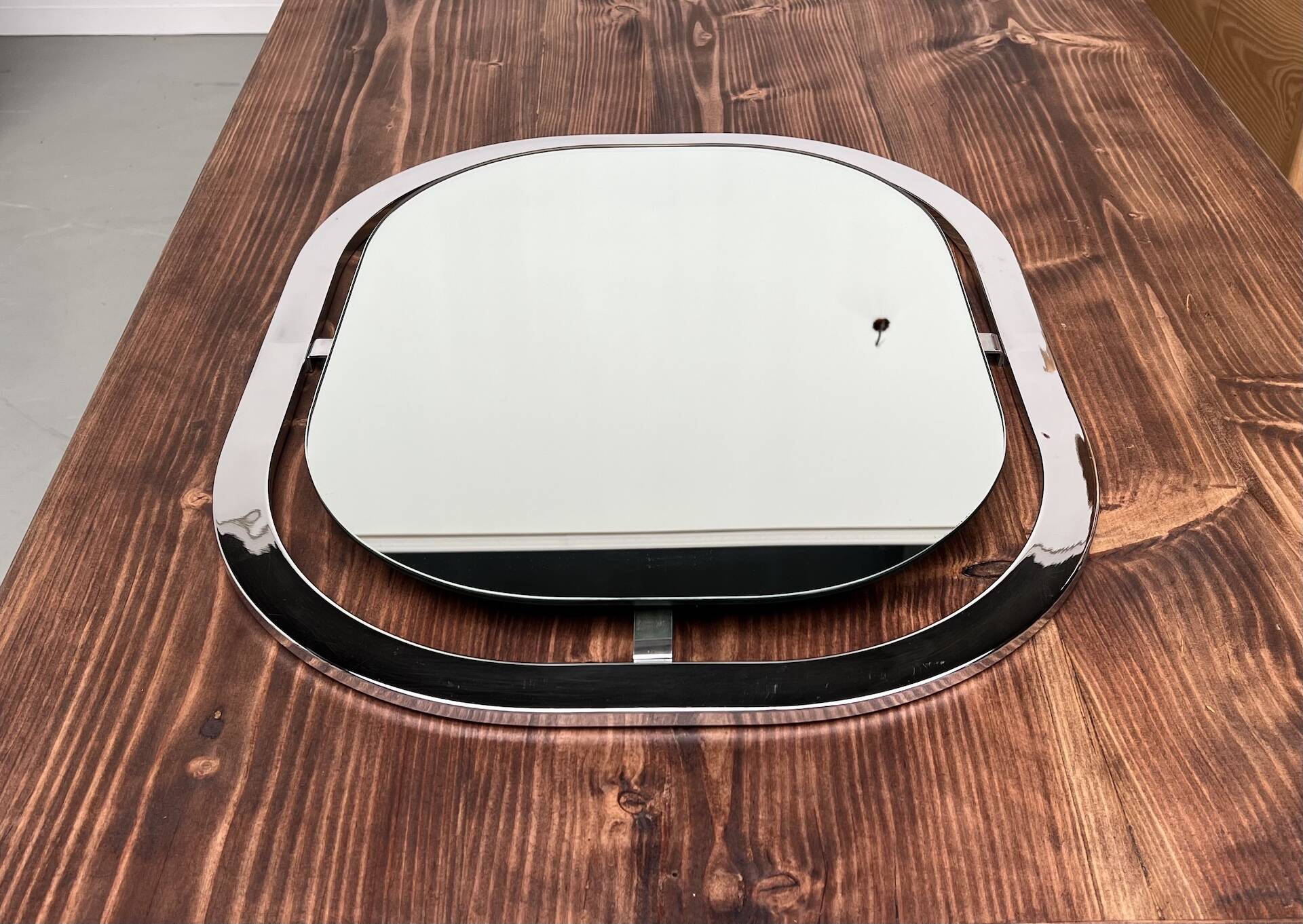 Bauhaus mirror in chrome-plated steel