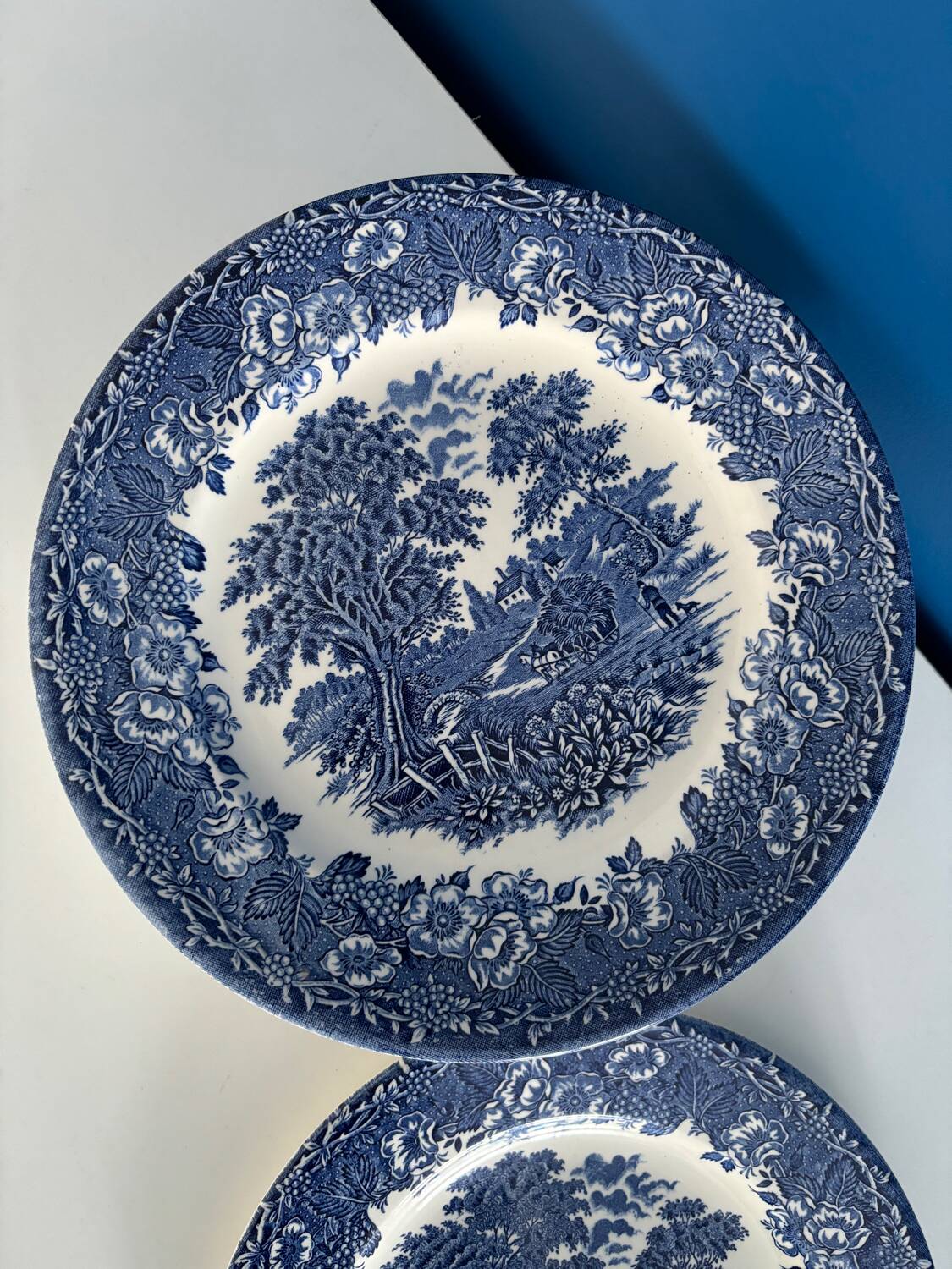 9-piece service of English plates with blue and white country decor
