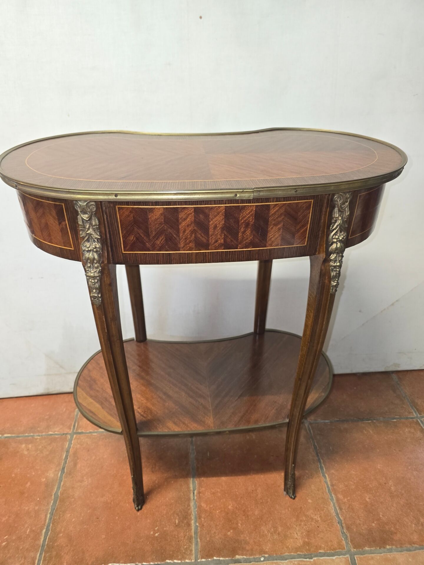 Kidney-shaped side table in Louis XVI style with marquetry.