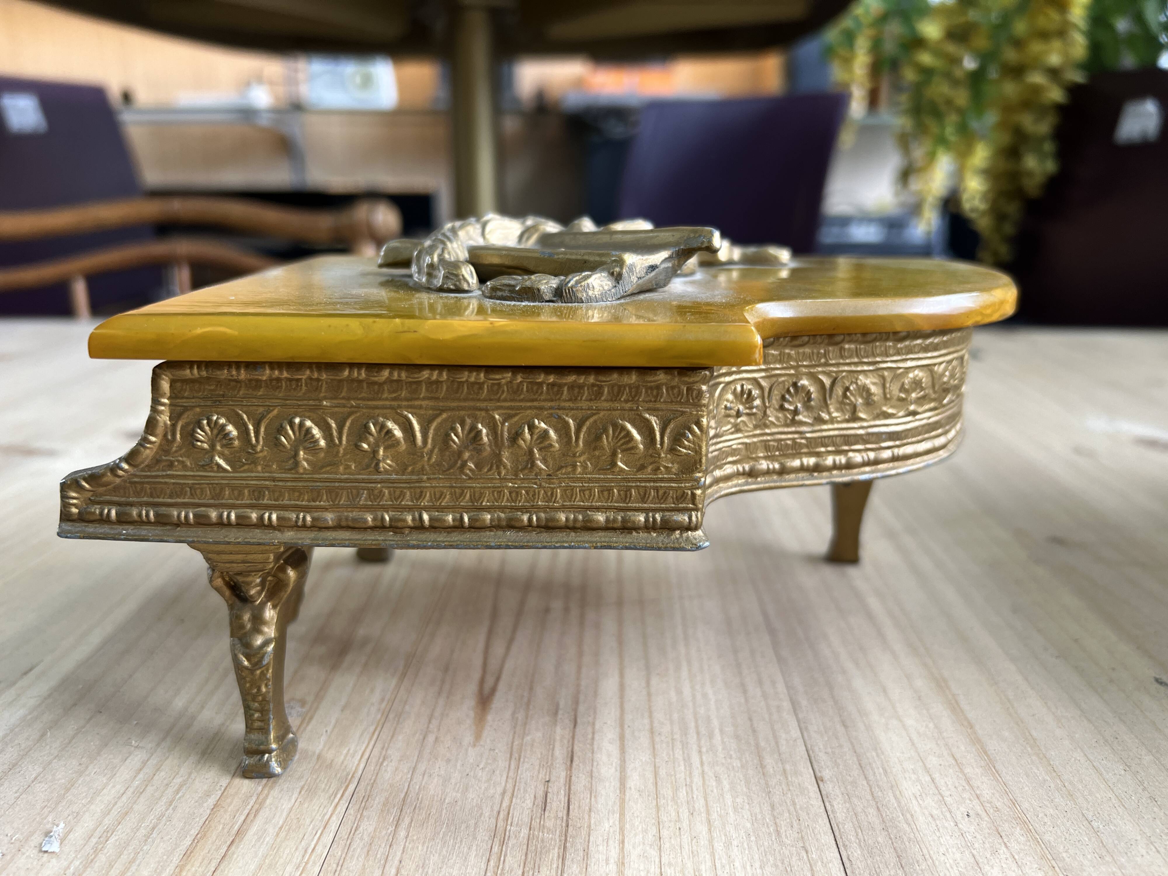 Piano music box vintage des années 50