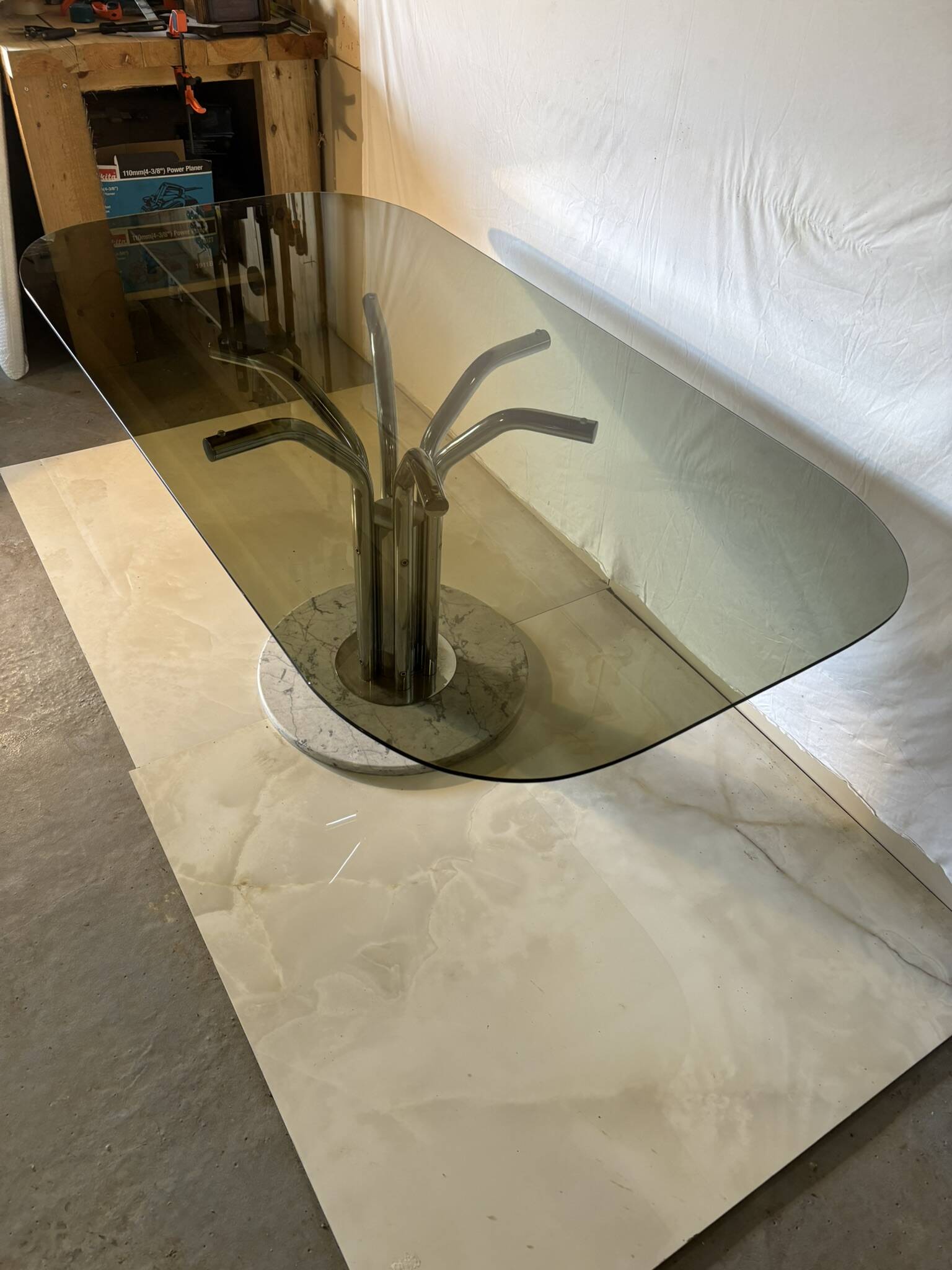 Table à manger vintage en verre fumé et piètement sculptural, années 70
