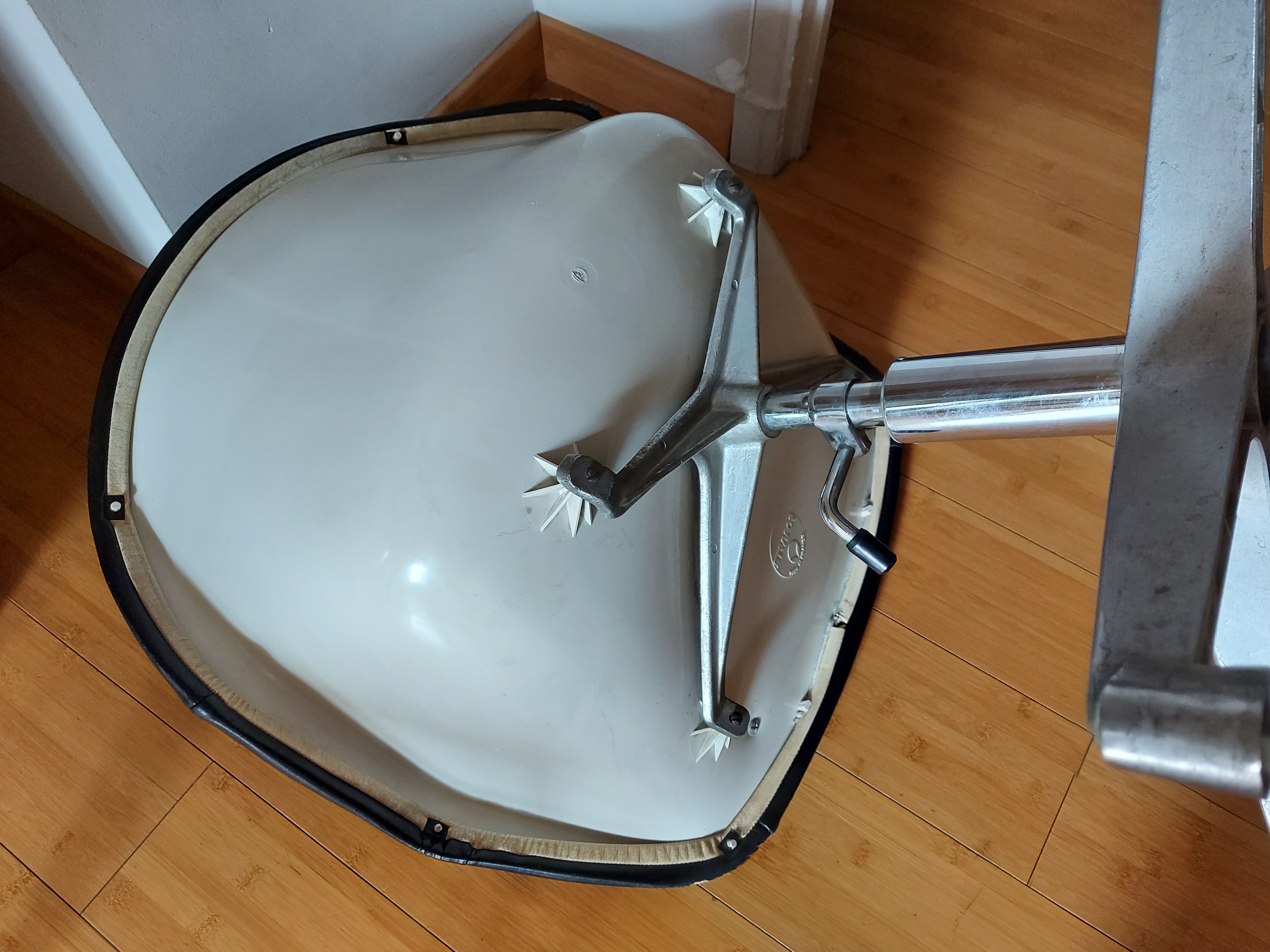 Strafor swivel-hulled office chair