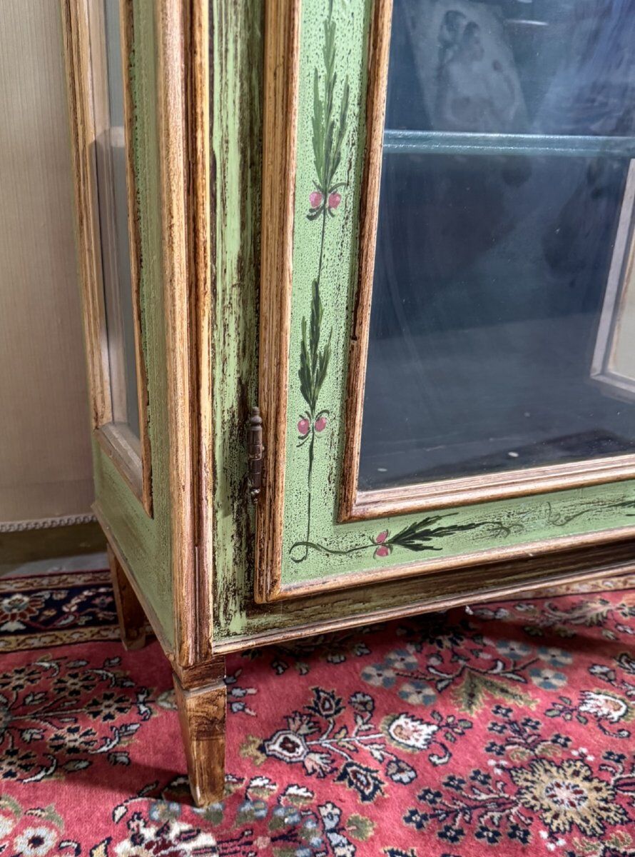 Venetian display cabinet in painted wood