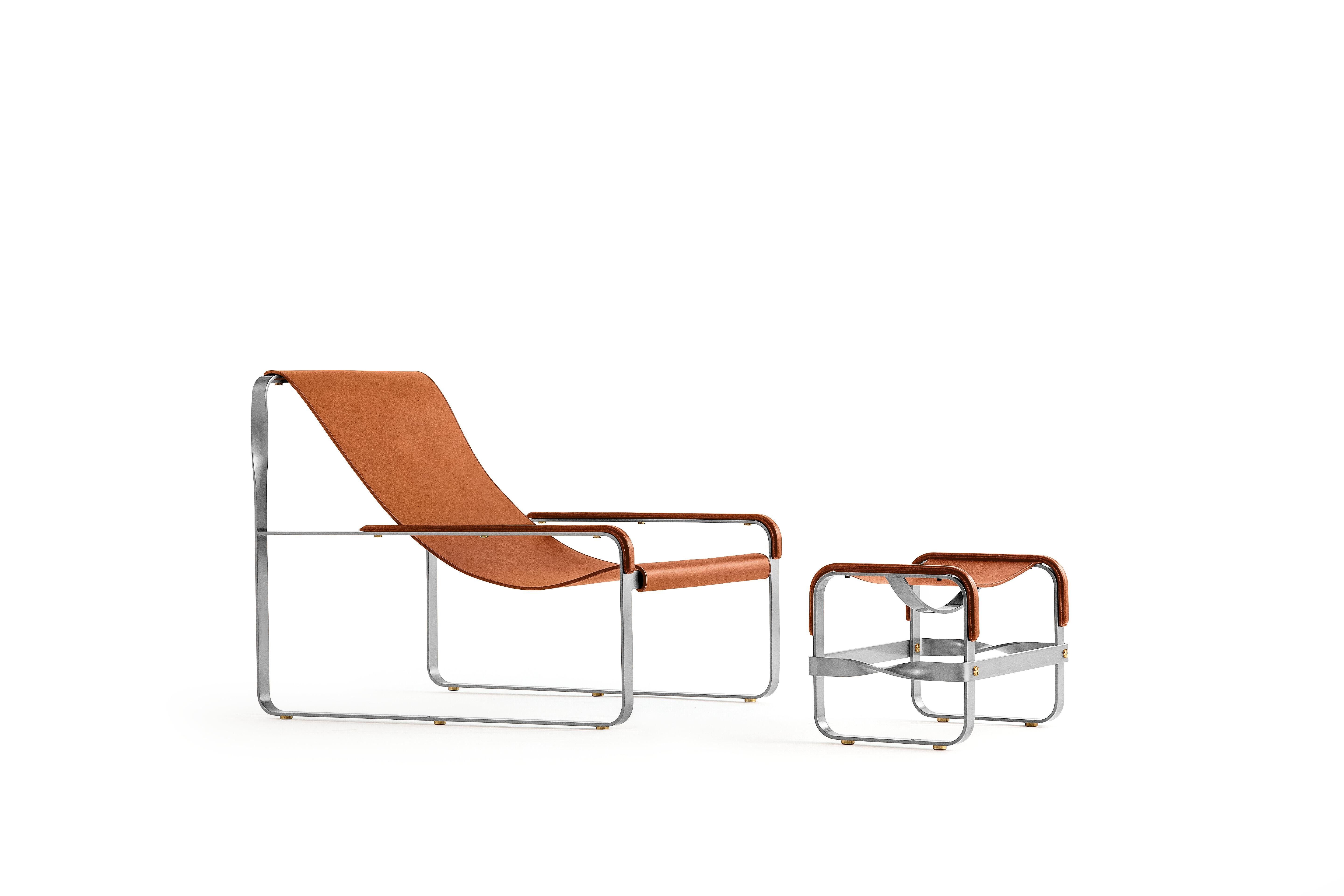 Fauteuil contemporain fait à la main en métal argenté ancien et cuir naturel tabac