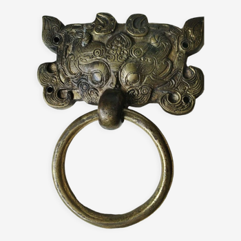 Ancien heurtoir de porte, masque taotié, dynastie shang. en bronze patine dorée