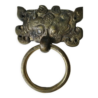 Ancien heurtoir de porte, masque taotié, dynastie shang. en bronze patine dorée