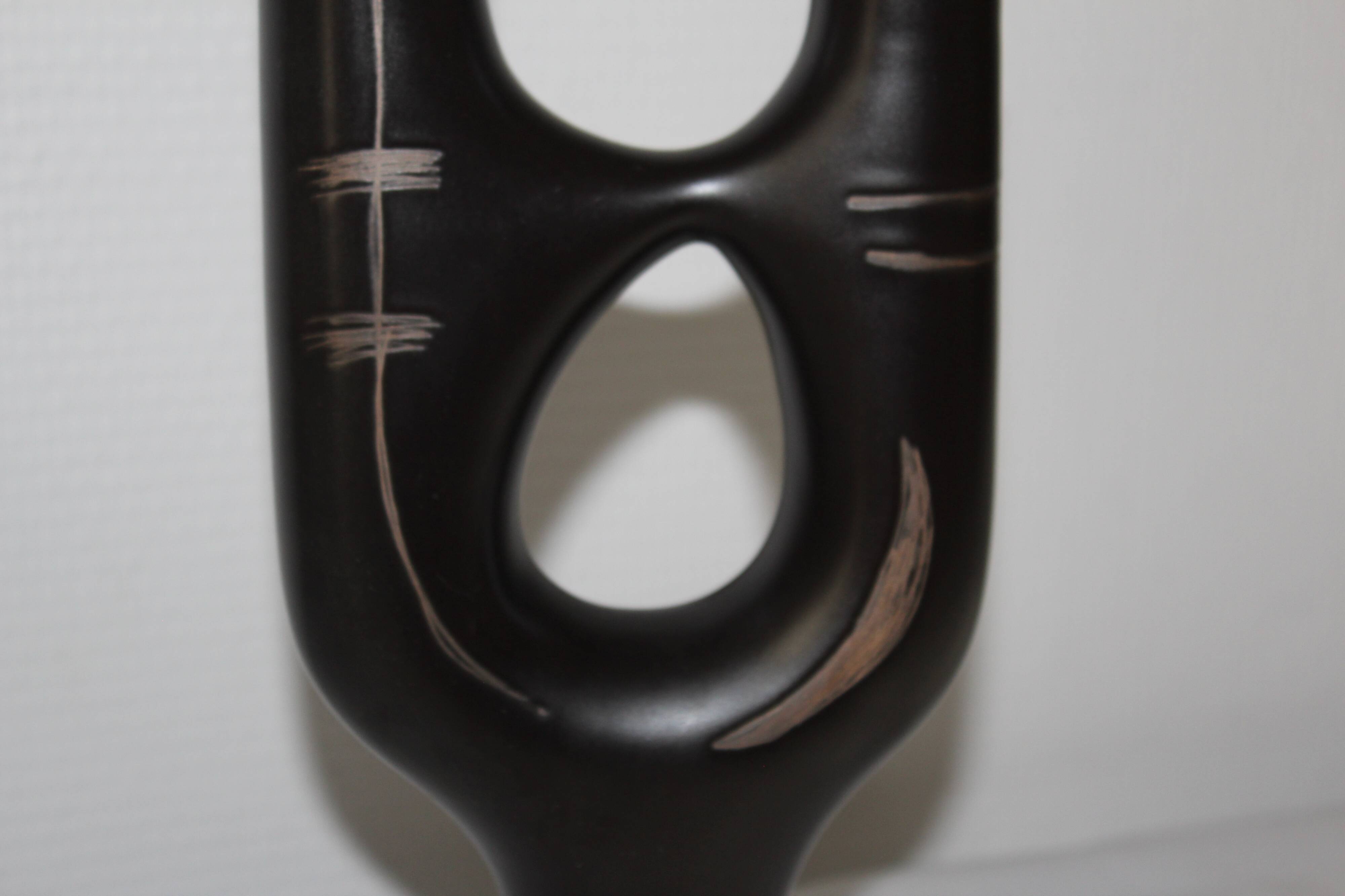 Black vase Revernay