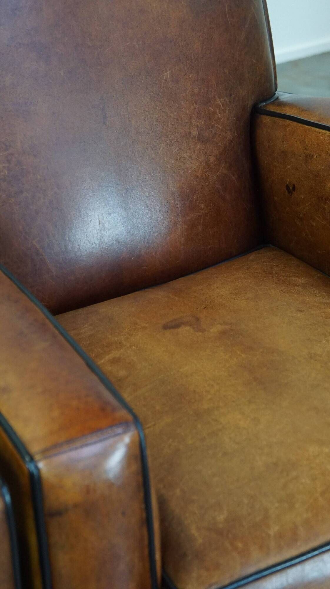 Set of 2 characterful, comfortable armchairs made of sheepskin leather with a sleek Art Deco design