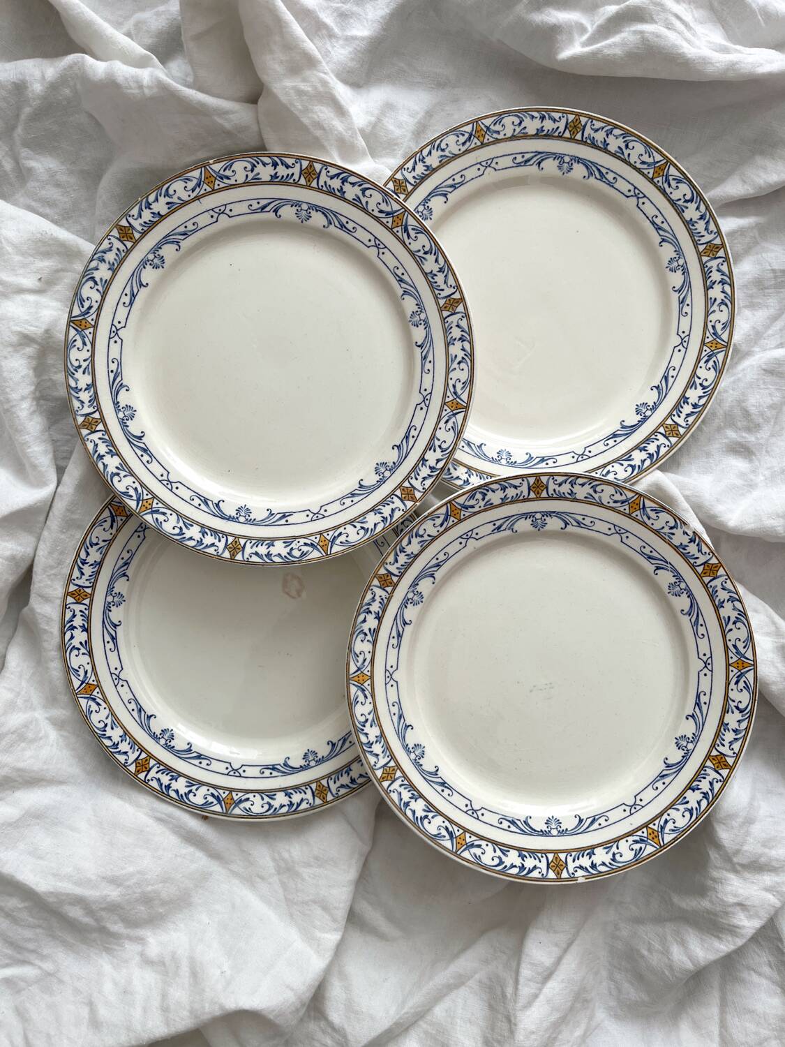 4 assiettes à dessert en terre de fer « Colbert » Creil et Montereau