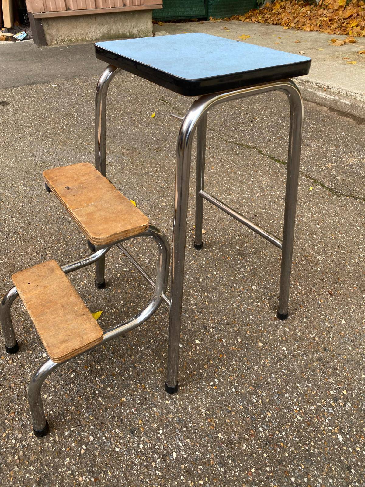 Tabouret escabeau pliable en formica bleu