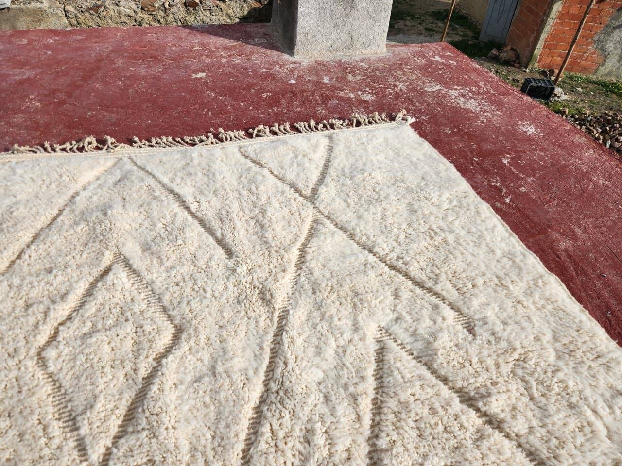 Beni Ouarain Berber rug in cream 300x200 cm – natural wool – handmade