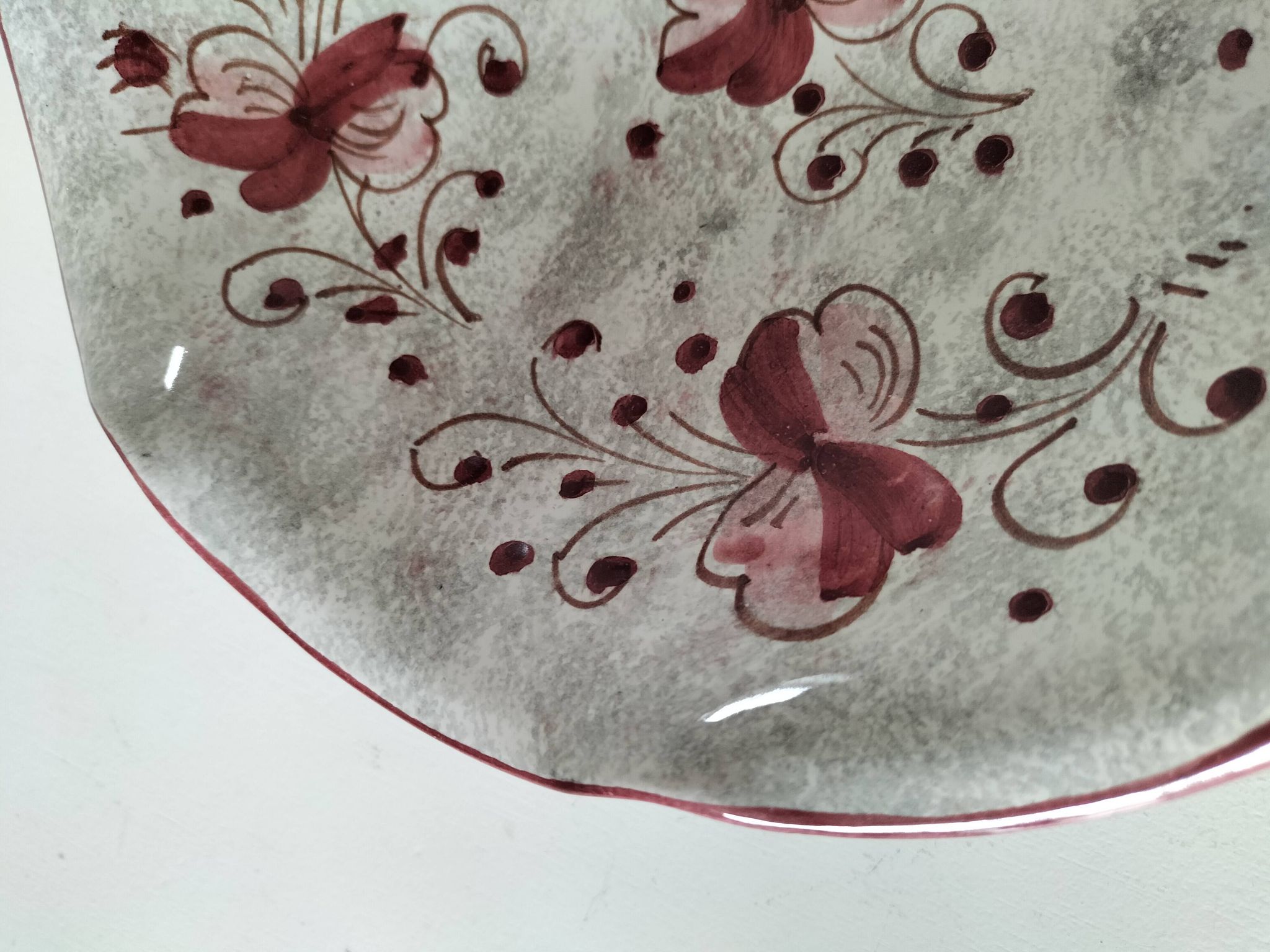 Coupe en faïence italienne décor floral bordeaux