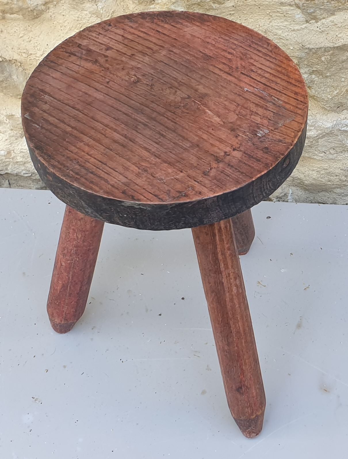 Tabouret tripode brutaliste