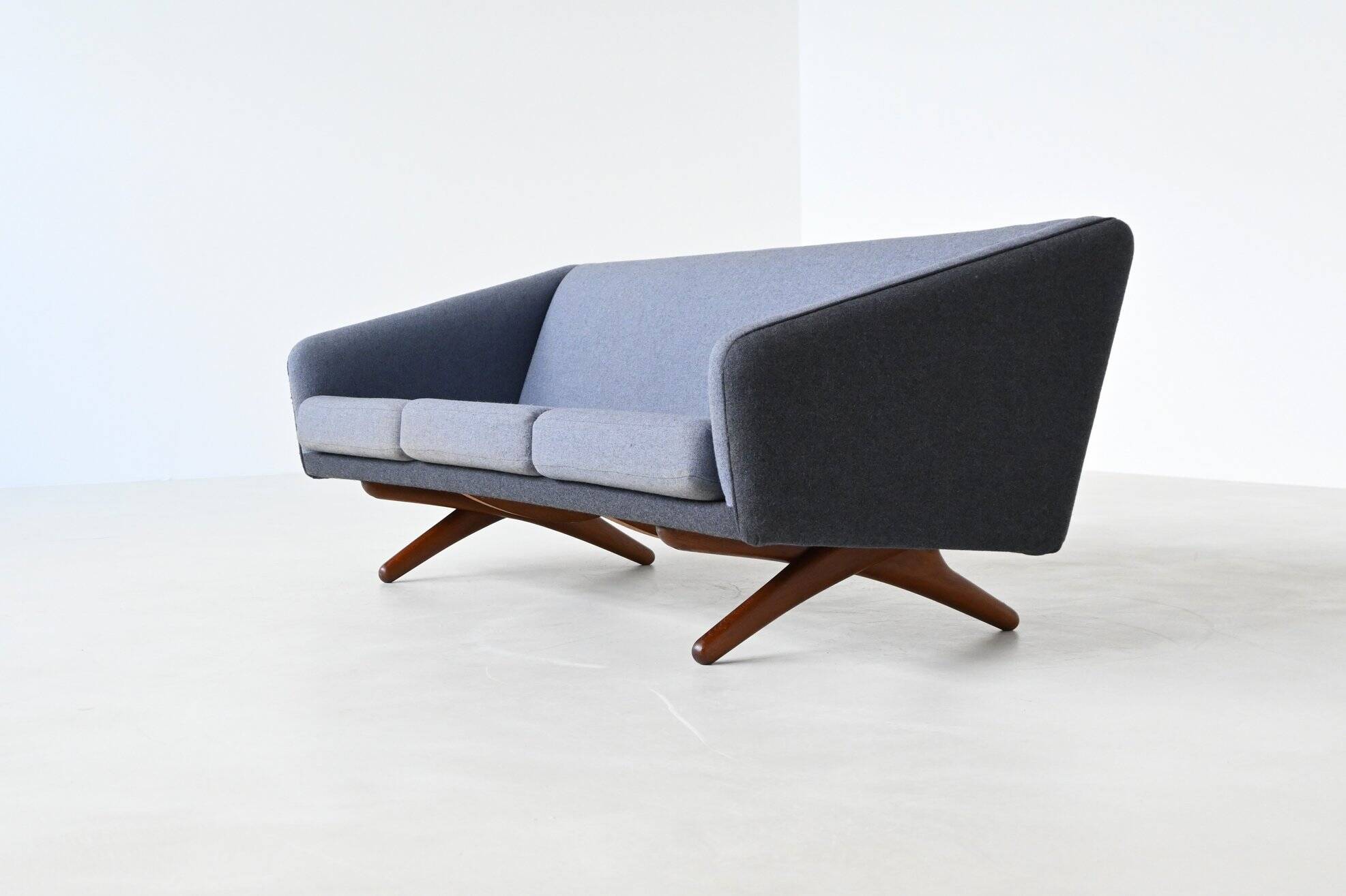 Canapé trois places Illum Wikkelso modèle ML-90 Laursen Danemark 1960