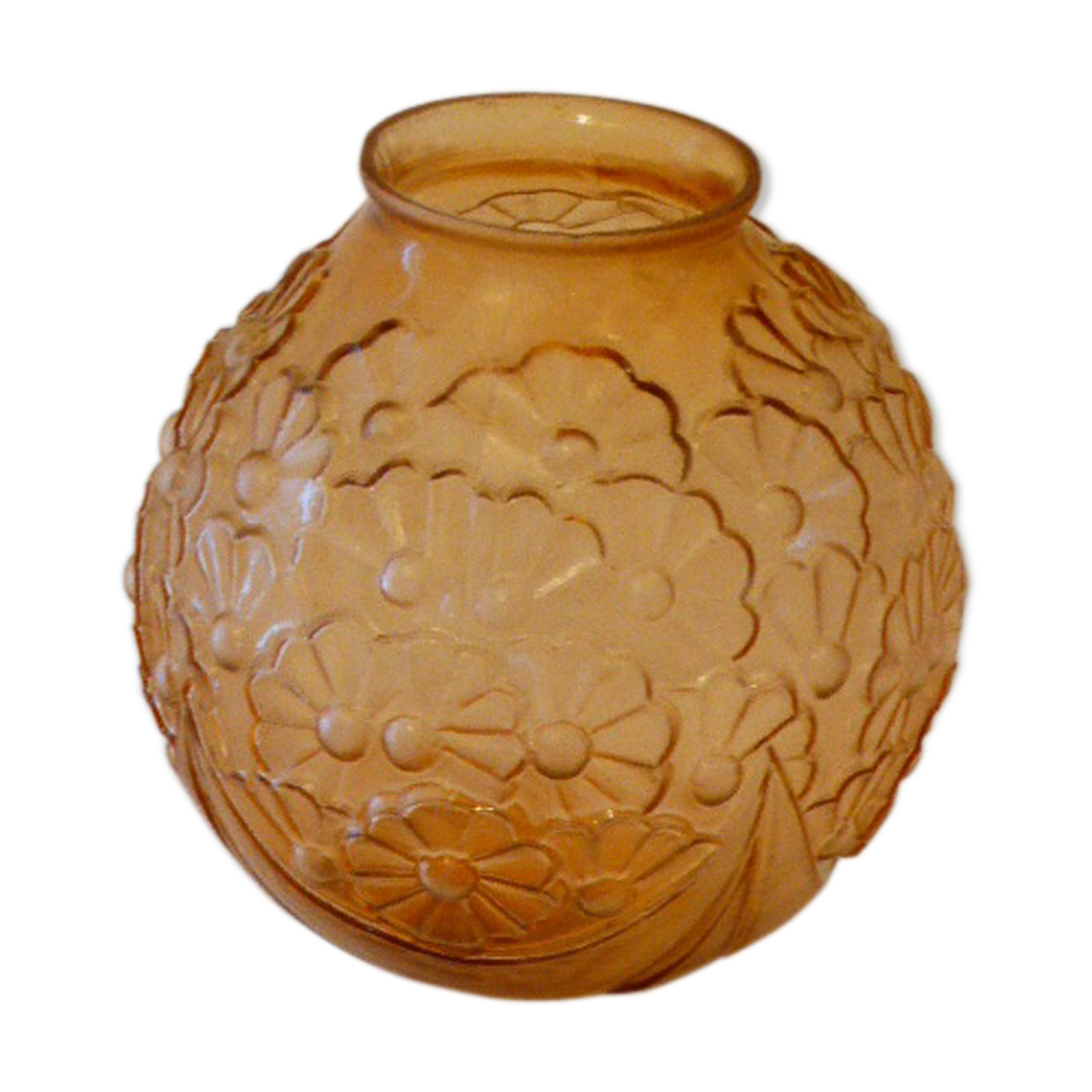 Vase boule en verre depoli rose, fleurs en relief, art deco