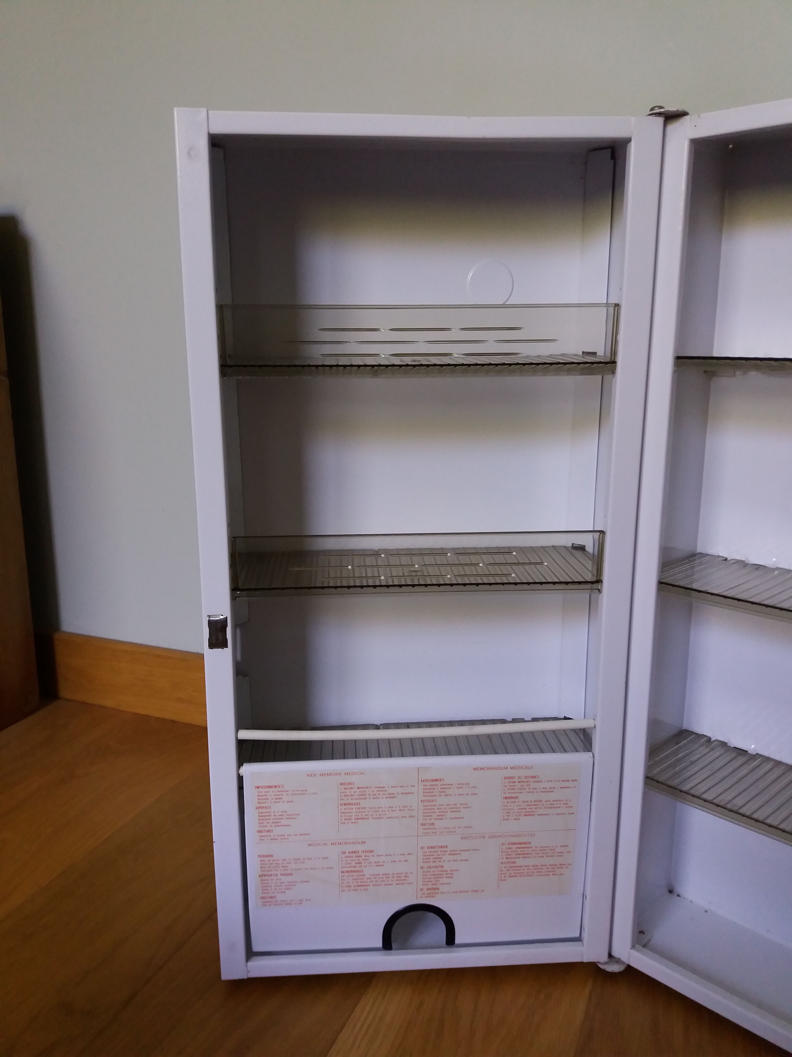 Armoire à pharmacie en métal laqué blanc