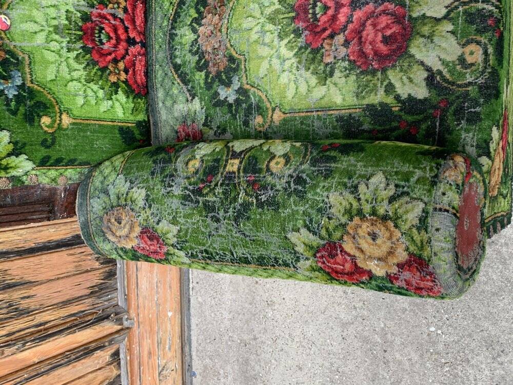 Two-seater canapé in green fabric with floral patterns and carved wood, late 19th century.