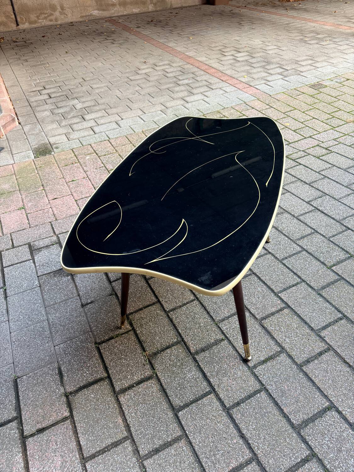 Coffee table in black glass and wood