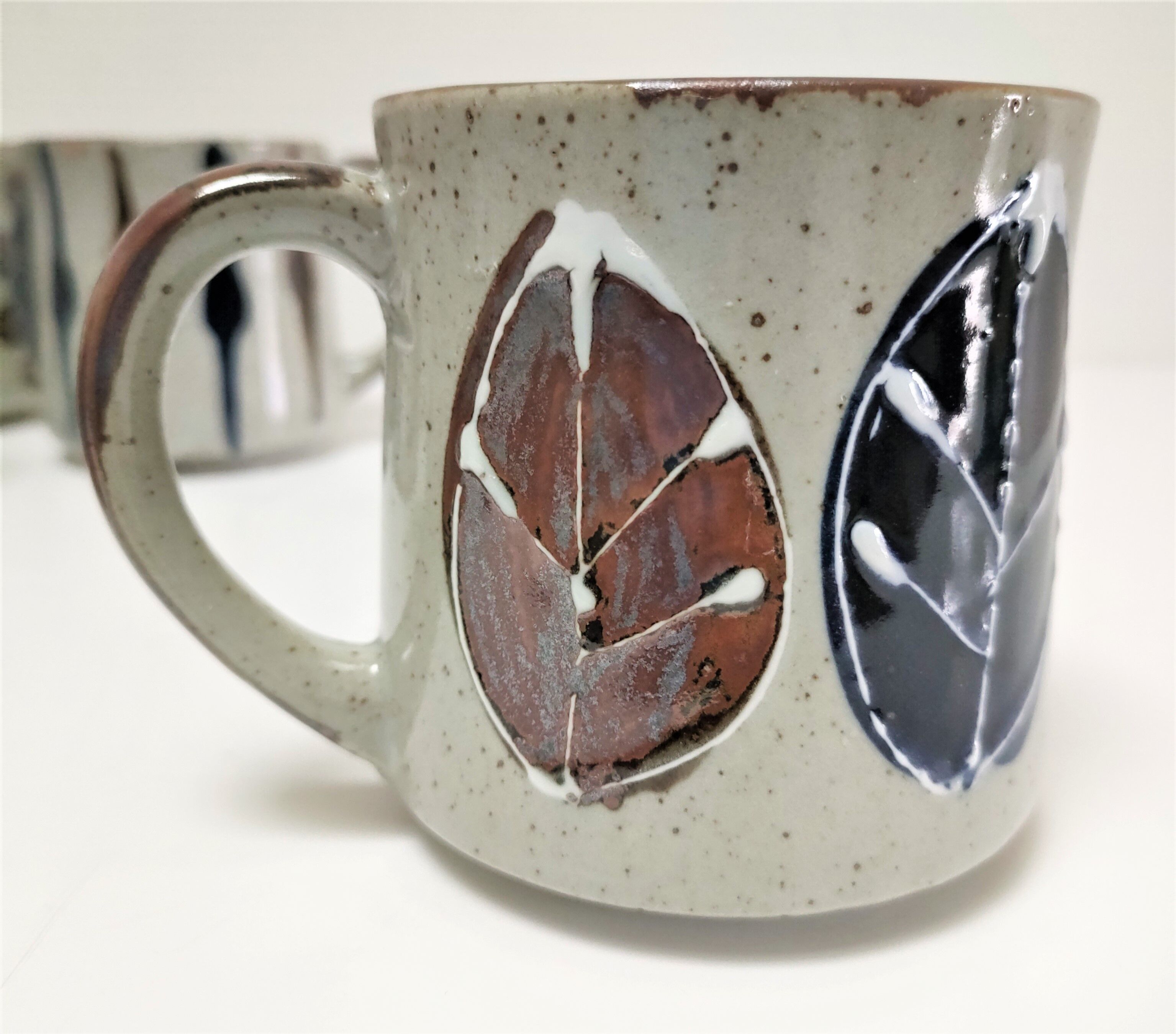 Dix mugs en grès émaillé décors bleu et ocre design années 80