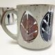 Dix mugs en grès émaillé décors bleu et ocre design années 80