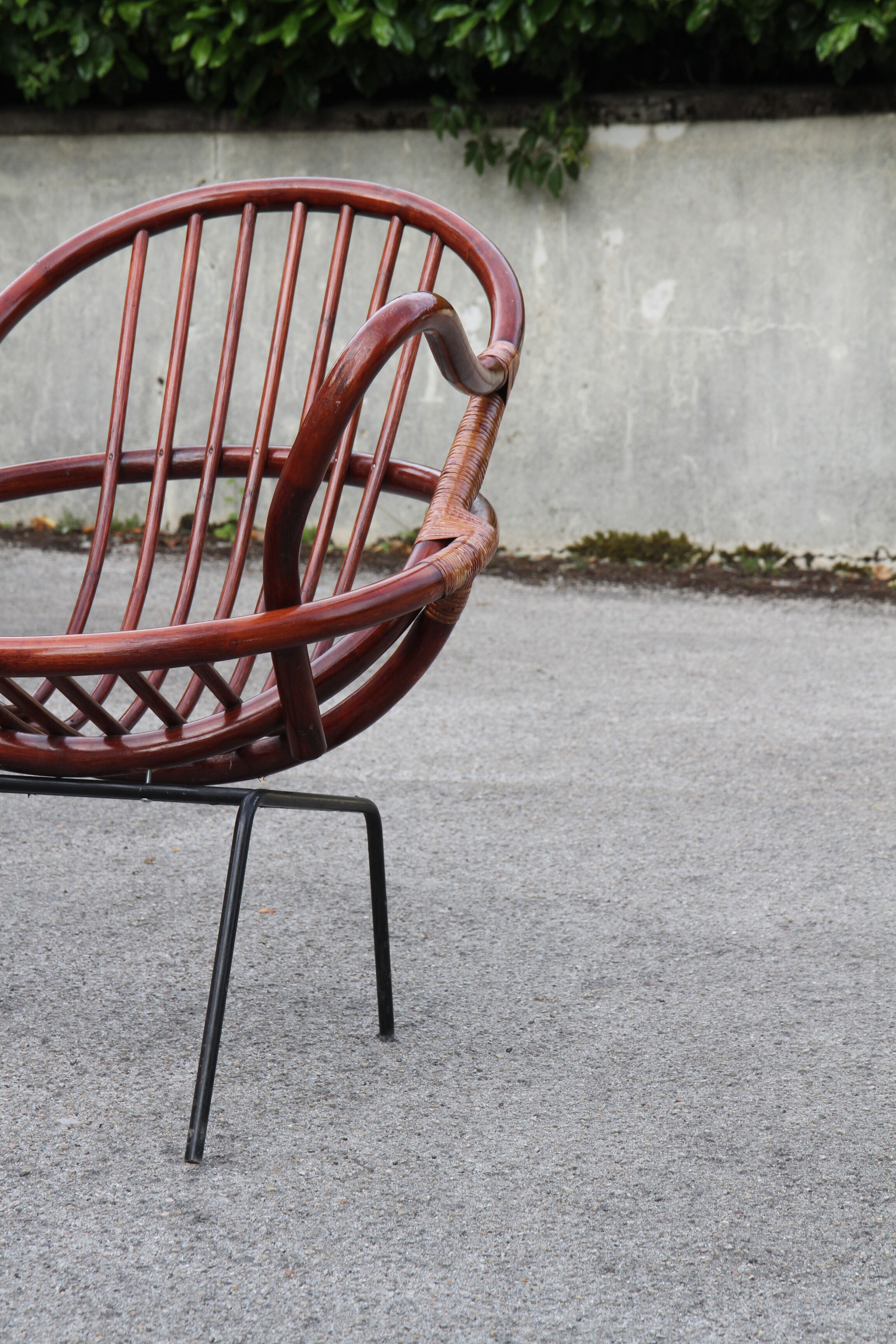 Rattan shell armchair with metal feet