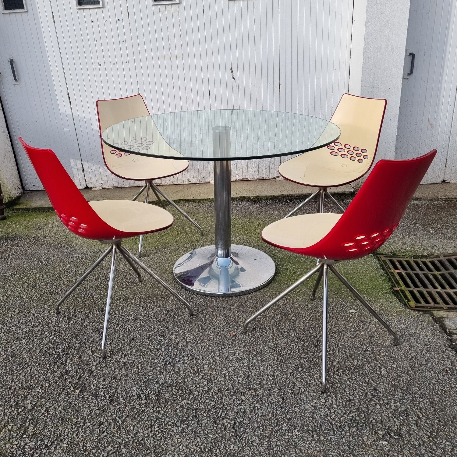 Guzzini dining set, round glass table and 4 shell chairs.