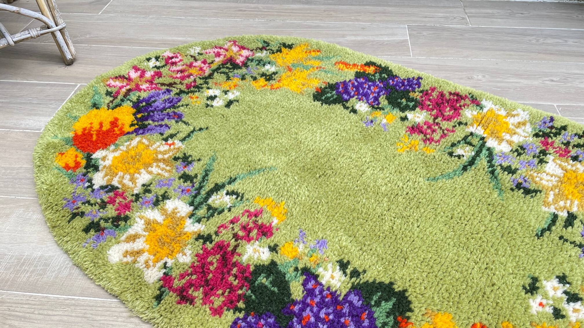 Oval rug from the 70s in pure wool 144x88cm