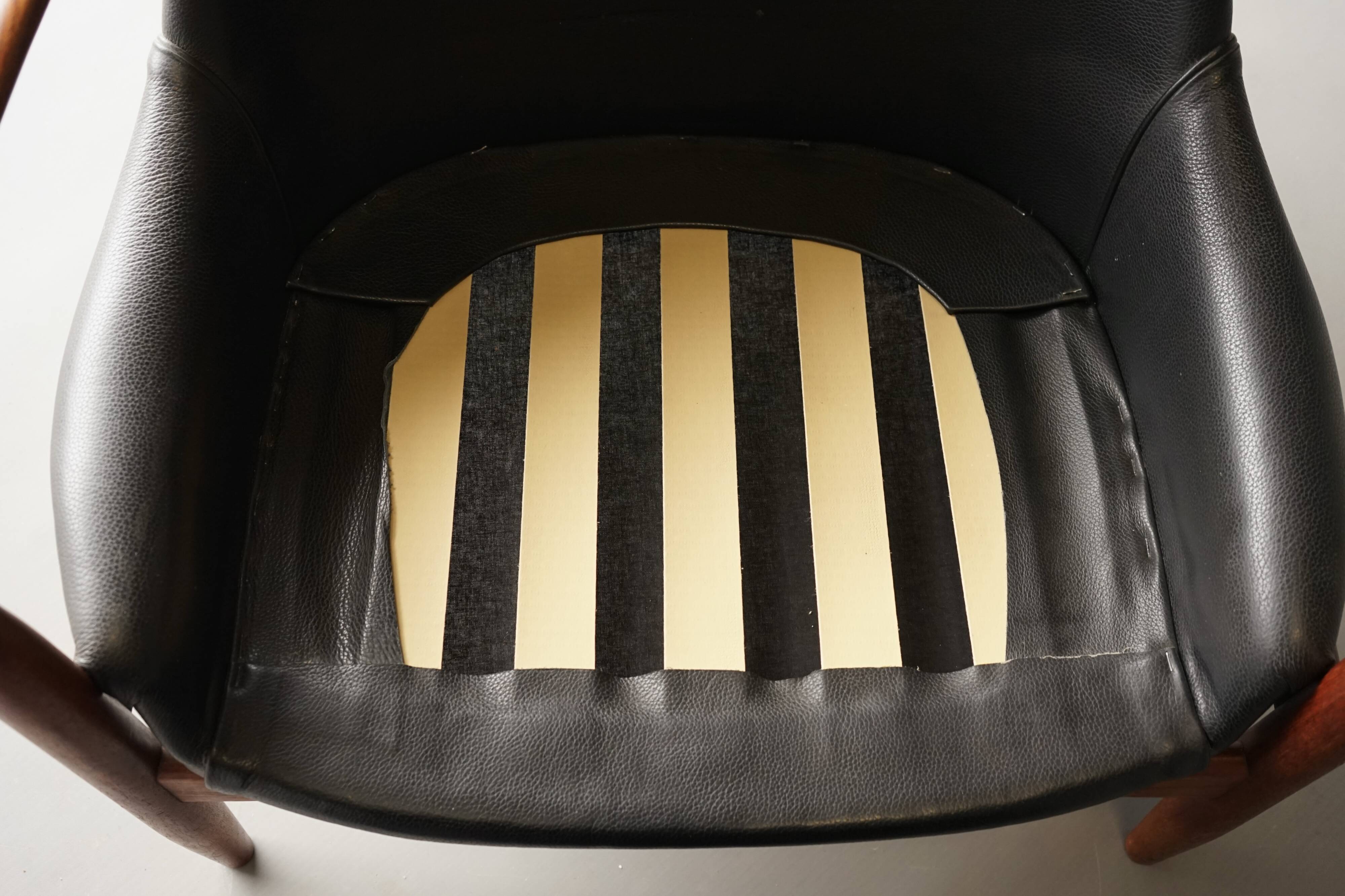 Fauteuil Seal en cuir et teck Ib Kofod-Larsen pour OPE, Suède, années 1960.