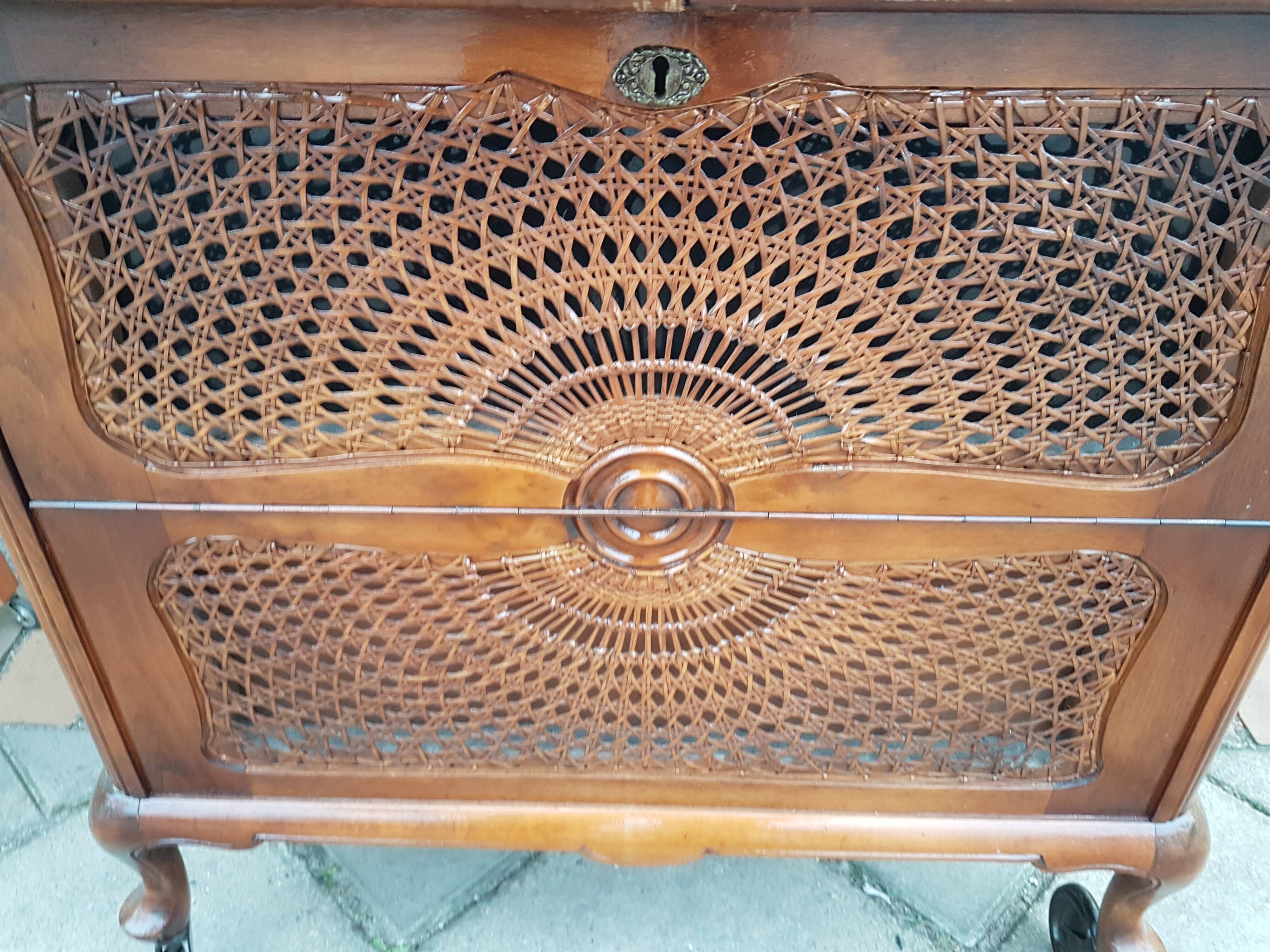 a beautiful house bar from around 1950, 80 x 50 x 70 cm in size and in very good condition