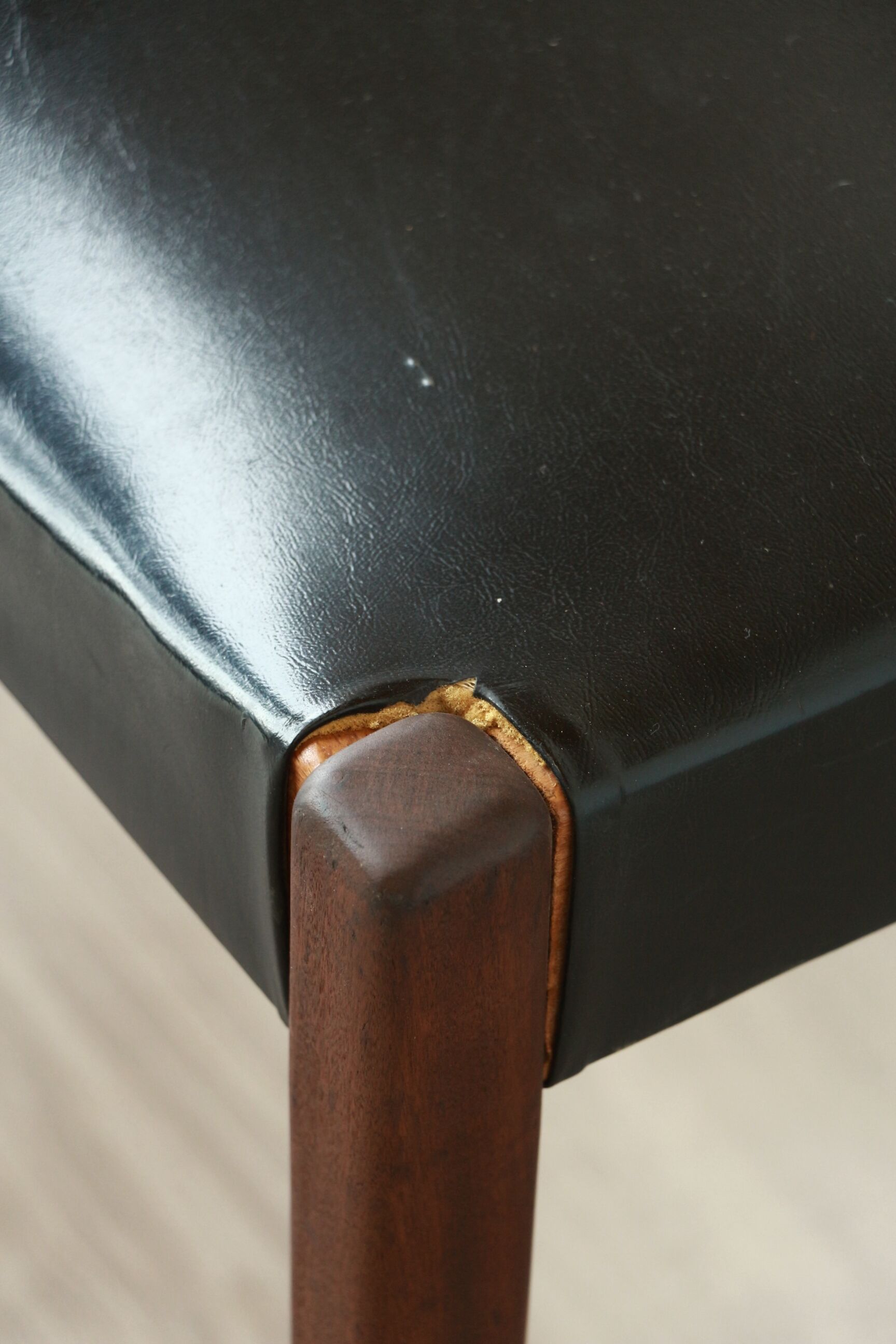 Series of 6 chairs in skai and teak