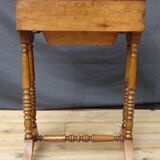 Table d'ouvrage en noyer à deux tiroirs, début XIXème, 46 x 65 cm