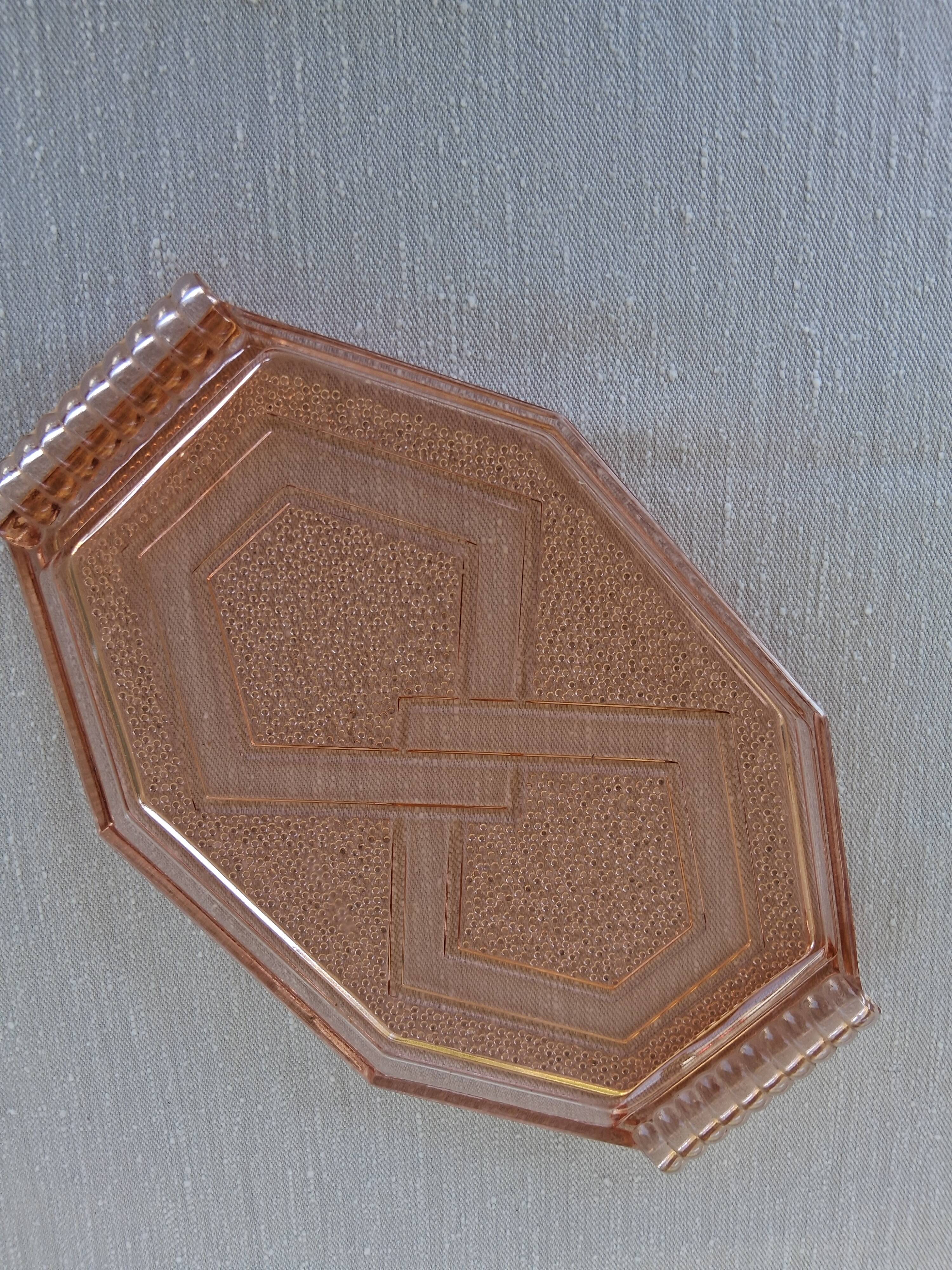 Very pretty pink glass dish in very good condition.