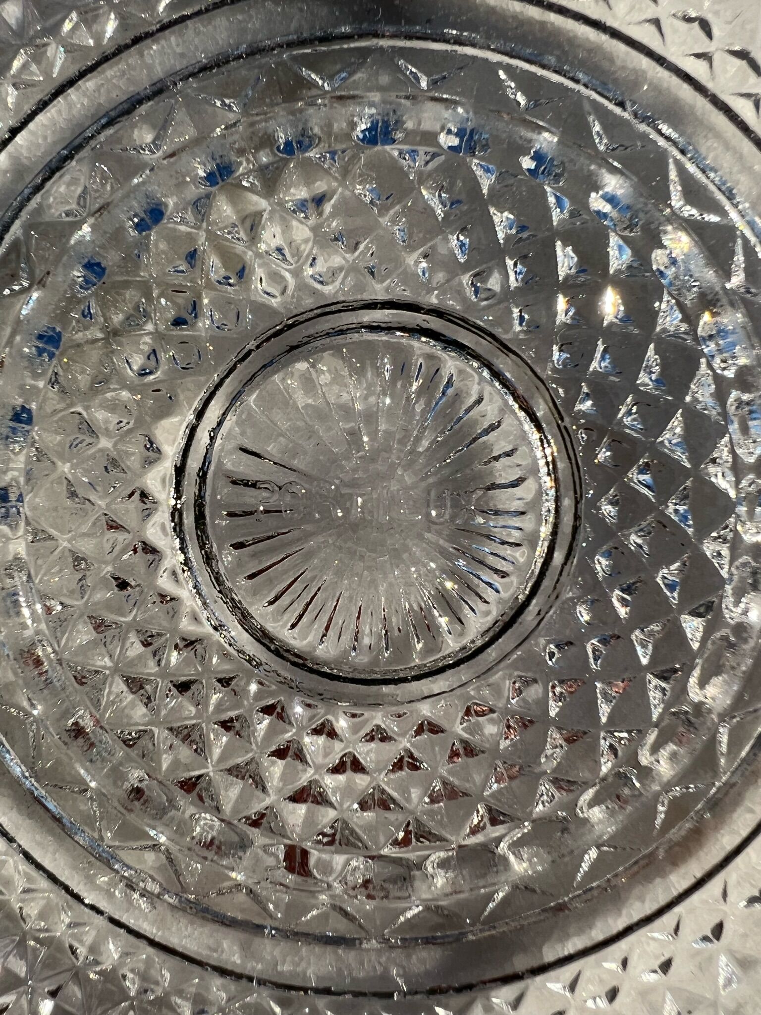 Flat ramequin in chiseled glass