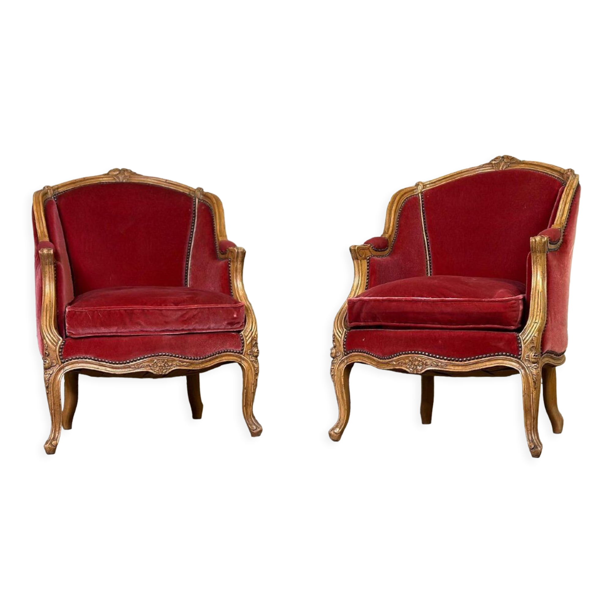 Paire de bergères en bois sculpté de style Louis XV