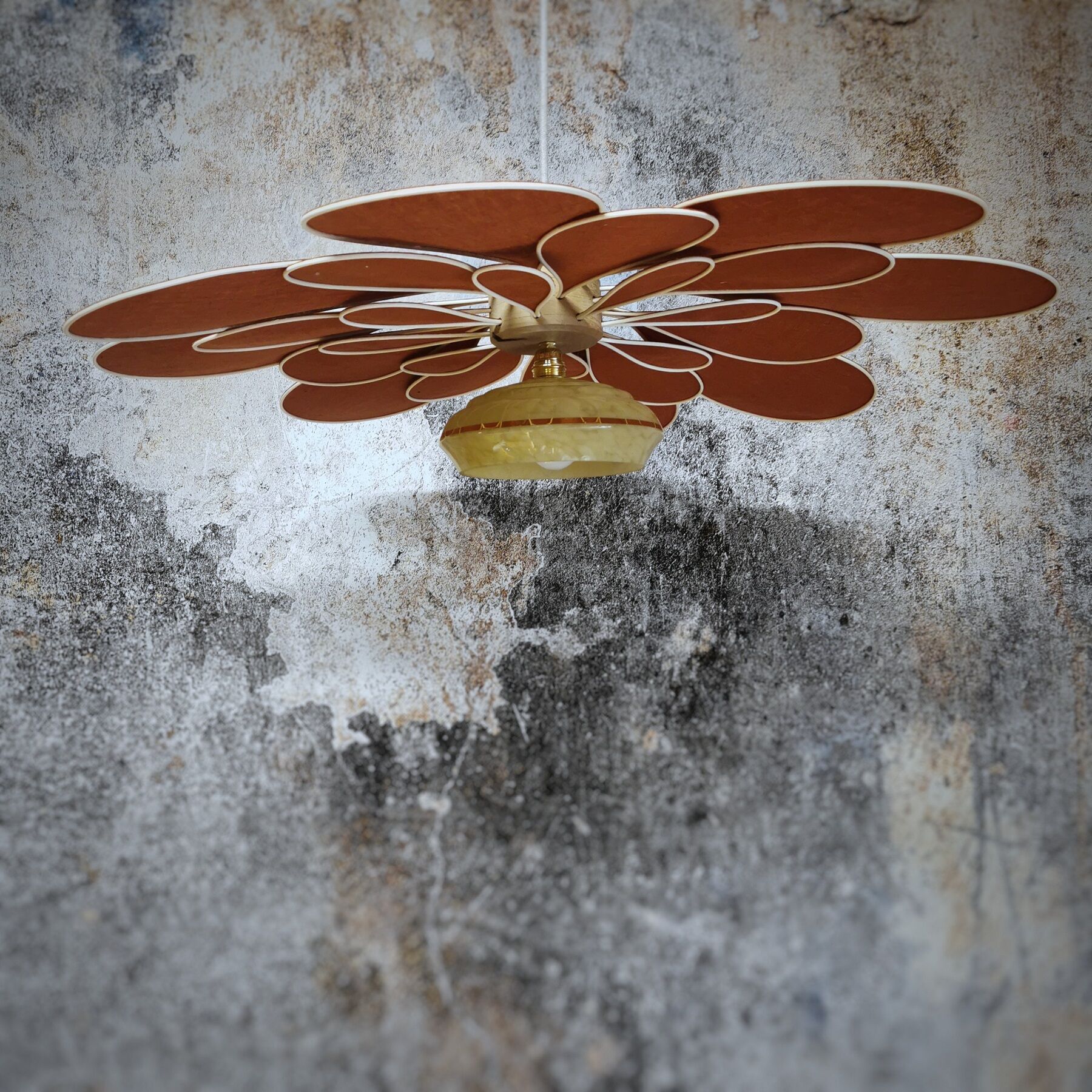 Suspension flower vintage globe and petals in linen and rattan