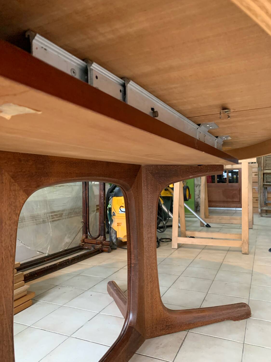 Baumann oval table with extensions